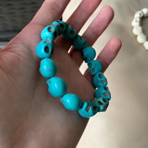 Set of 3 real stone skull 💀 bracelets stretchy - Picture 5 of 6